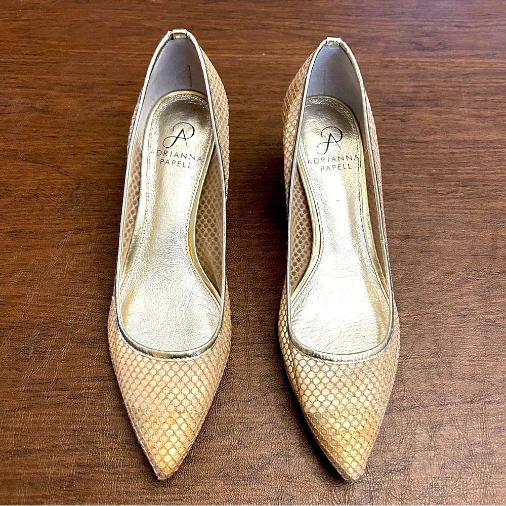 Adianna Papell Gold Mesh Kitten Heels. Size 7M